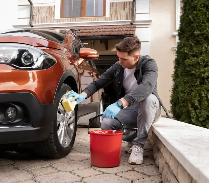 Lavage auto à domicile Saint-Sulpice-le-Dunois : professionnel intervenant sur un véhicule